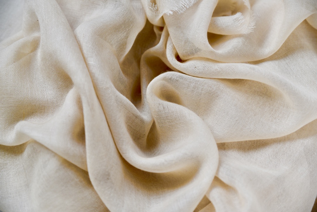 Cashmere scarf in beige - Counting Flowers